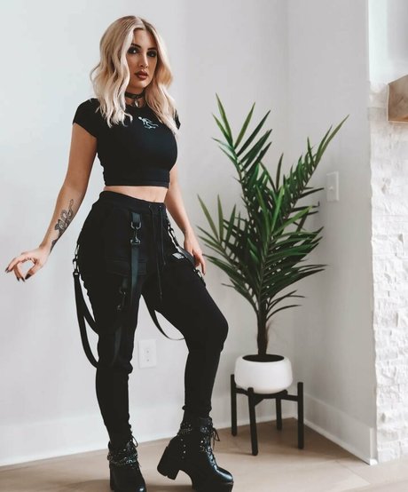 Addie Nicole Amick xxx model photo