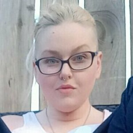 skylarswallows naked model img