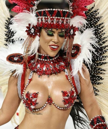 Larissa Tomasia model sexy pics