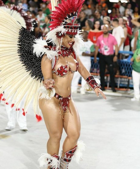 Larissa Tomasia model best images