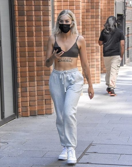 Sam Moitzi model erotic pic