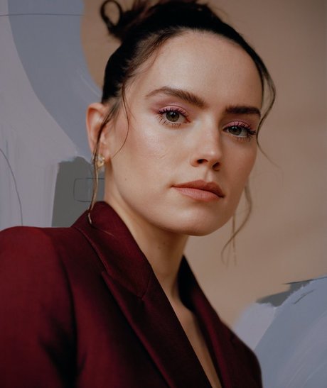Daisy Ridley high quality model pic