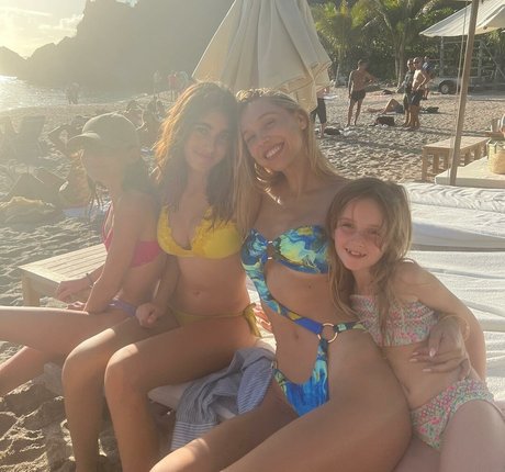 busty brunette onlyfans pretty galleries