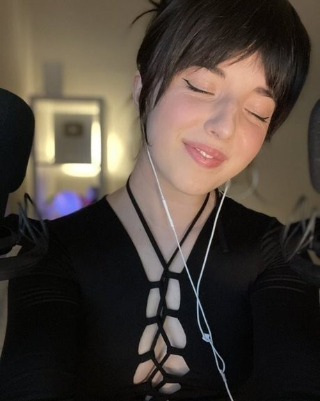 nude asian onlyfans pornographic image