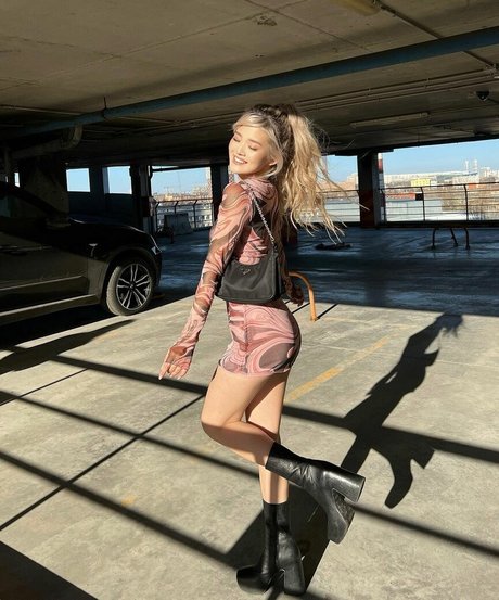 Kika Kim model pornographic images