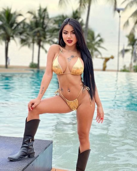 Praew Phatcharin nude star photo