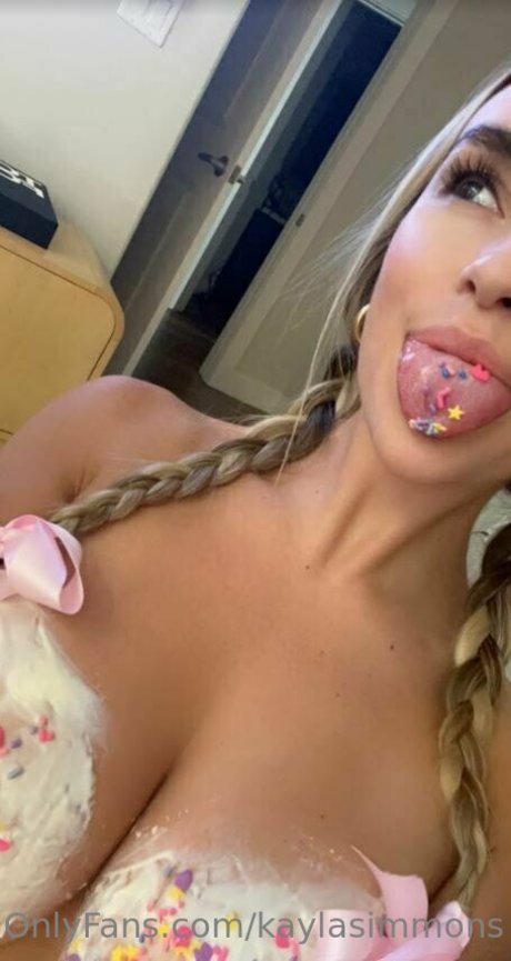 Kayla Simmons star photo