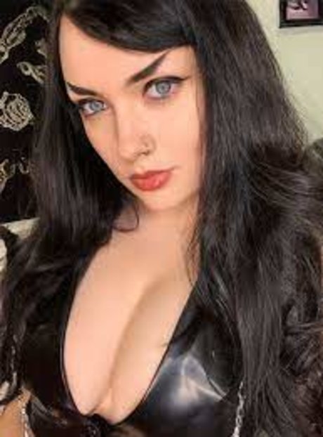 Countess Jezebeth model nice pic