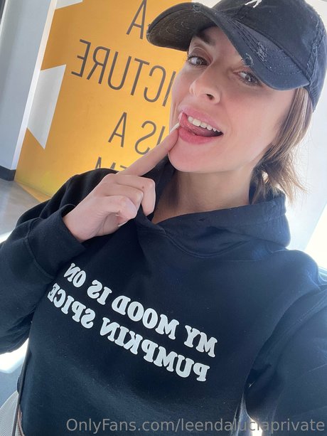 Leenda Lucia model nude pic