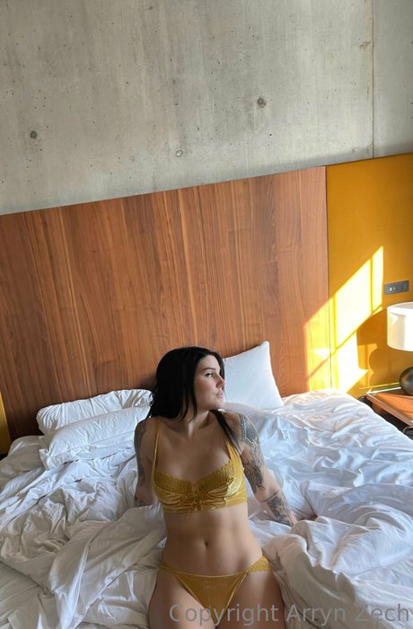 Arryn Zech star naked pictures