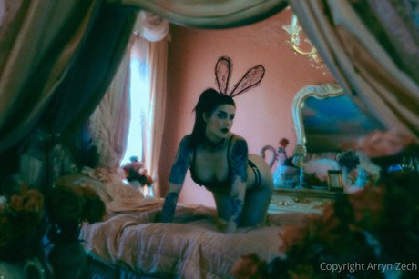 Arryn Zech beautiful model img