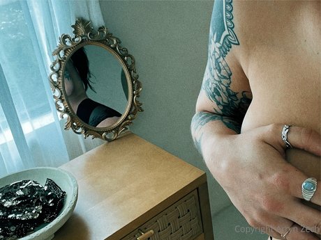 Arryn Zech star erotic image