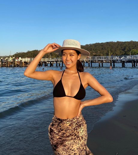 Briddy Li nude model photos