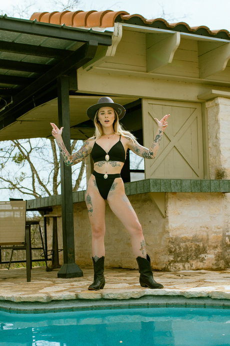 lesbian fingering onlyfans porno pictures