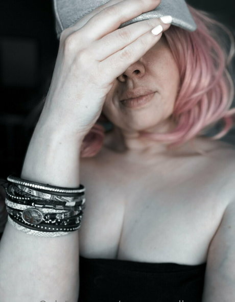 youmaycallmeannie erotic model photo