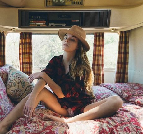 Alexis Knapp top model pic