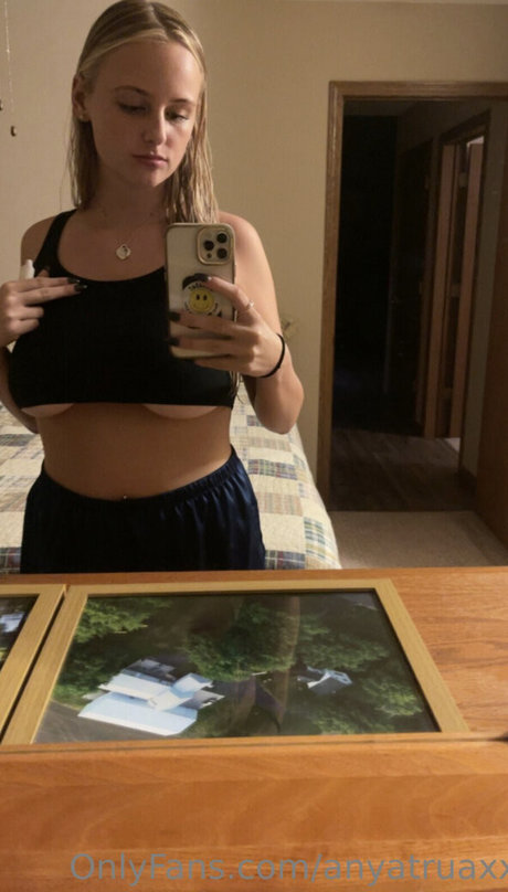 Anya Truaxx star perfect photo