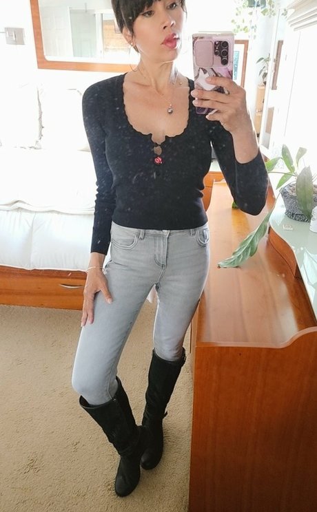 Hautemilf pornographic model archive