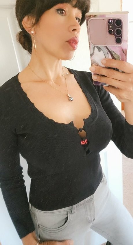 Hautemilf model nude photo