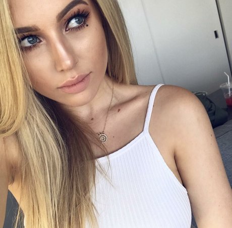 Emerome star naked picture