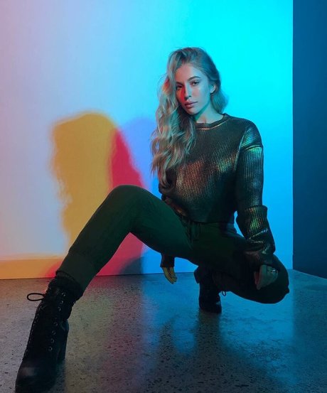 Emerome naked pornstar img