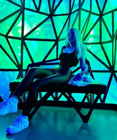 Emerome model exclusive picture