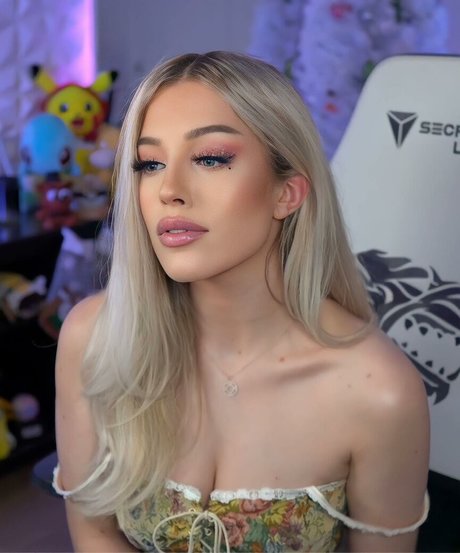 Emerome model naked picture