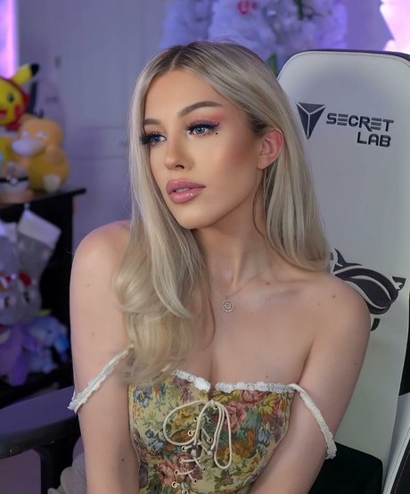 Emerome beautiful model photo