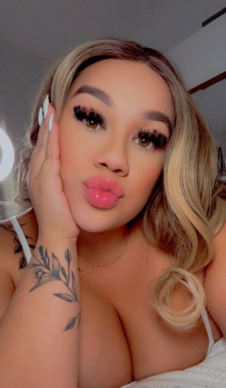 Britt Cuadra naked star img