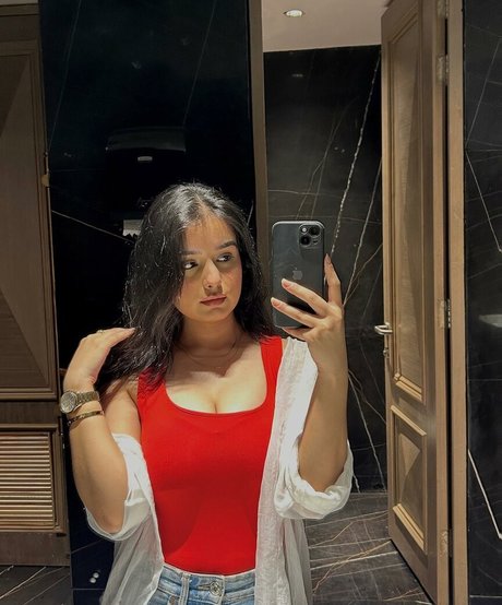 Aarushi Abrol model beautiful image