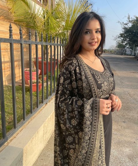 Aarushi Abrol beautiful actress pictures