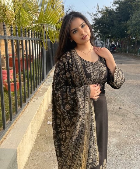 Aarushi Abrol sexy actress photo