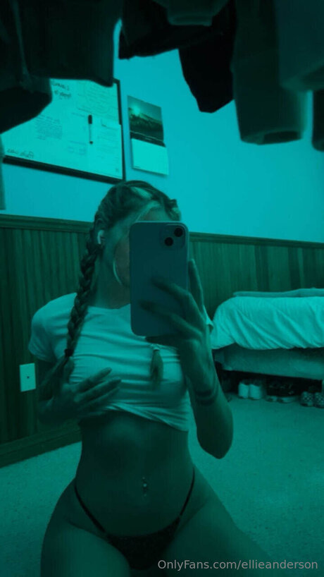 Ellieanderson sexy star img