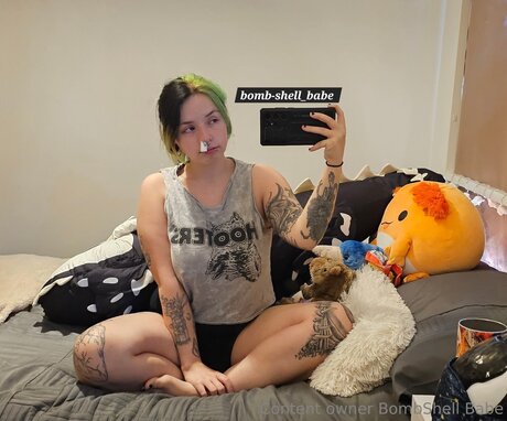 Bomb Shell Babe model erotic image