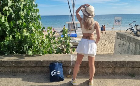 ass spread onlyfans top pic