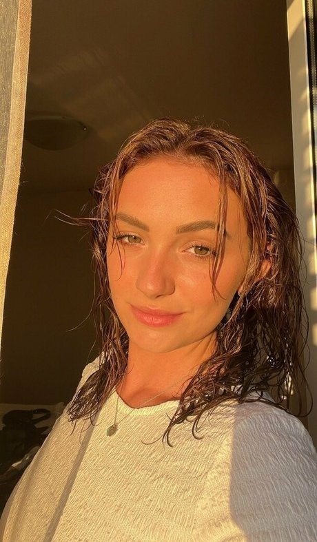 Rosie Bentham hot model img