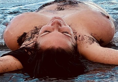 boobStruggle model porn pic