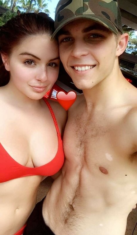 Ariel Winter free pornstar picture