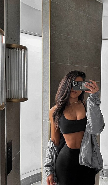 Leah Shutkever model adult pics