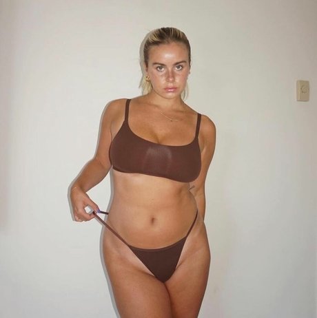 Courtnee Crews erotic model pic