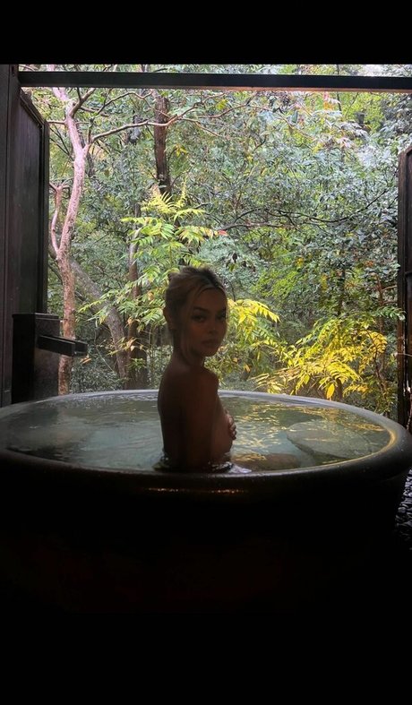 LilyMayMac model pornographic images