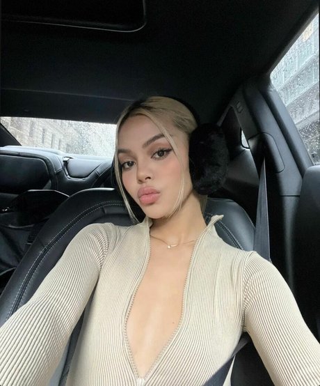 LilyMayMac model free pic