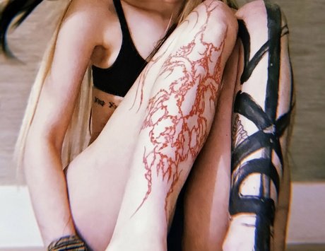 Grimes model pretty picture