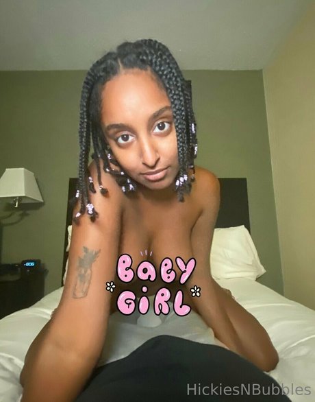 hickiesnbubbles model naked images