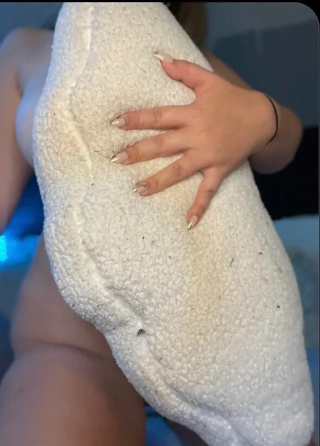 EmilyLittless beautiful model image