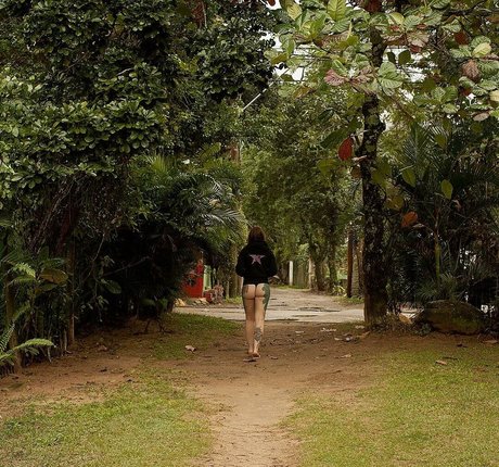 Emille Bee adult model img