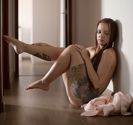 Emille Bee pornstar erotic archive