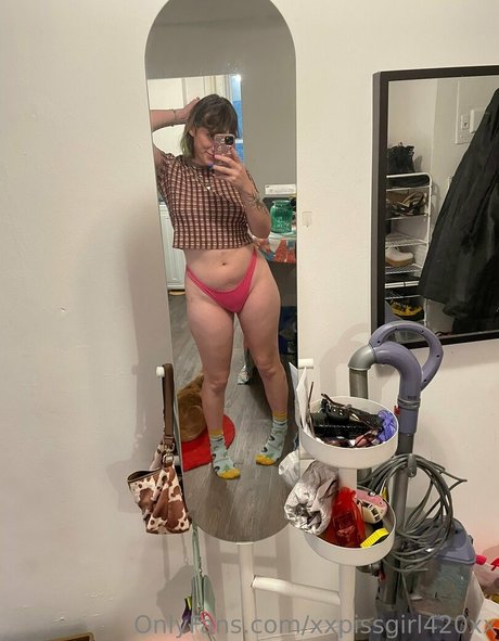 xxpissgirl420xx naked star image