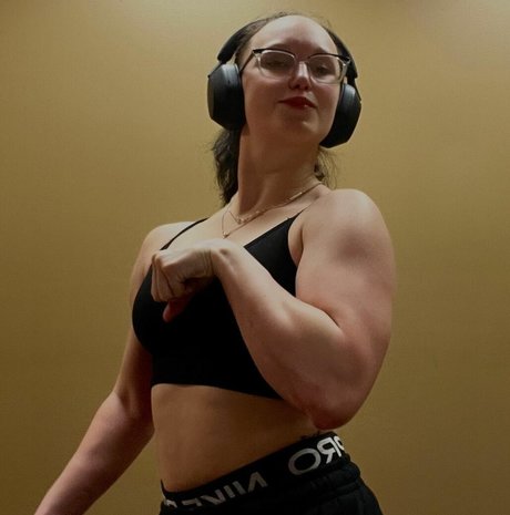 MuscleMommy002 model pretty image