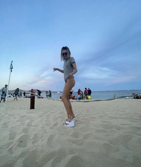 Alissa Violet nude model pics